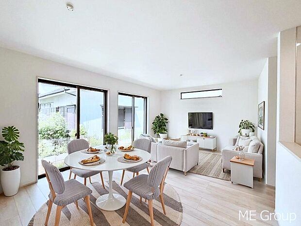 ◆2号棟◆〜Living〜 飽きの来ないシンプルでおしゃれなLDK。大きな窓から日差しが差し込むので室内も明るく、家族の憩いの場としてピッタリです。日当たりの良さを是非ご覧ください! ※家具はCGです