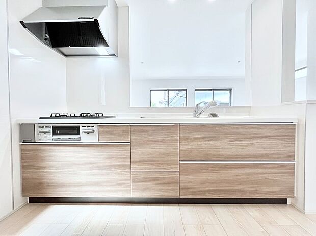 ◆2号棟◆〜Kitchen〜 広くて使いやすいキッチンなら家族でいっしょに料理をつくったり、後片付けも手間なくできちゃいます♪収納もたっぷりあるので、いつもすっきりと清潔な印象を保てます。