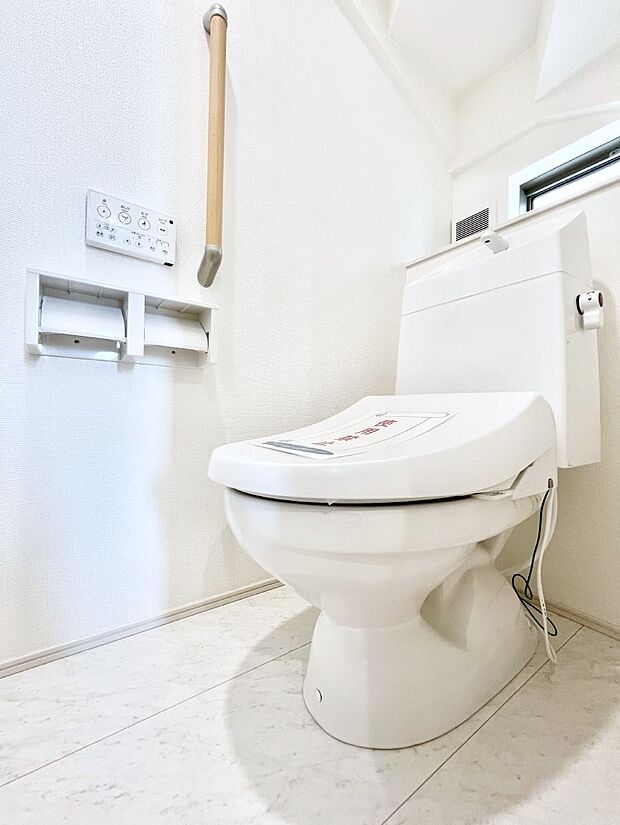 ◆2号棟◆〜Toilet〜　清潔感のある水回り♪トイレはウォシュレット付きです◎トイレは毎日使わざるを得ないもの。いつも清潔を保ちたいですね。トイレが2ヶ所あるので朝の混雑時に便利です！