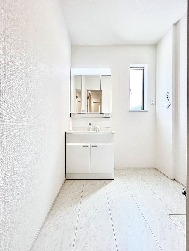 ◆2号棟◆〜Dressing Room〜　暗くなりがちな洗面所も窓があると採光と換気が可能なので気持ちよくお使い頂けます。三面鏡タイプの洗面台は鏡裏収納で散らかりがちな洗面所もスッキリ♪