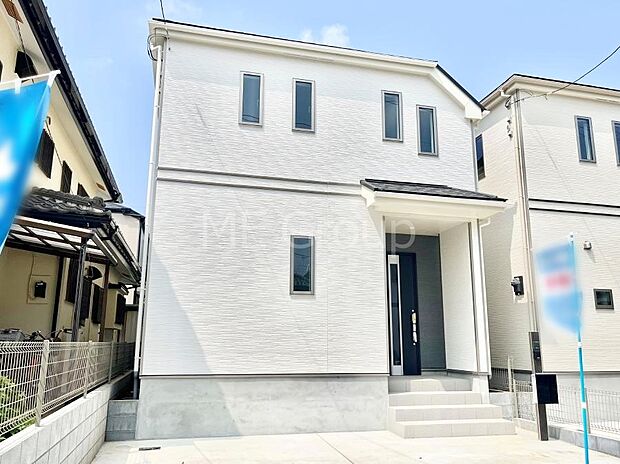 ◆2号棟◆〜Exterior〜　堂々たる趣ながら、主張し過ぎずどこか余裕を感じさせるシャープなフォルムで佇む邸宅は、晴天の空と照らし合わせる事で、本来あるべき完成形の姿を見せてくれます。