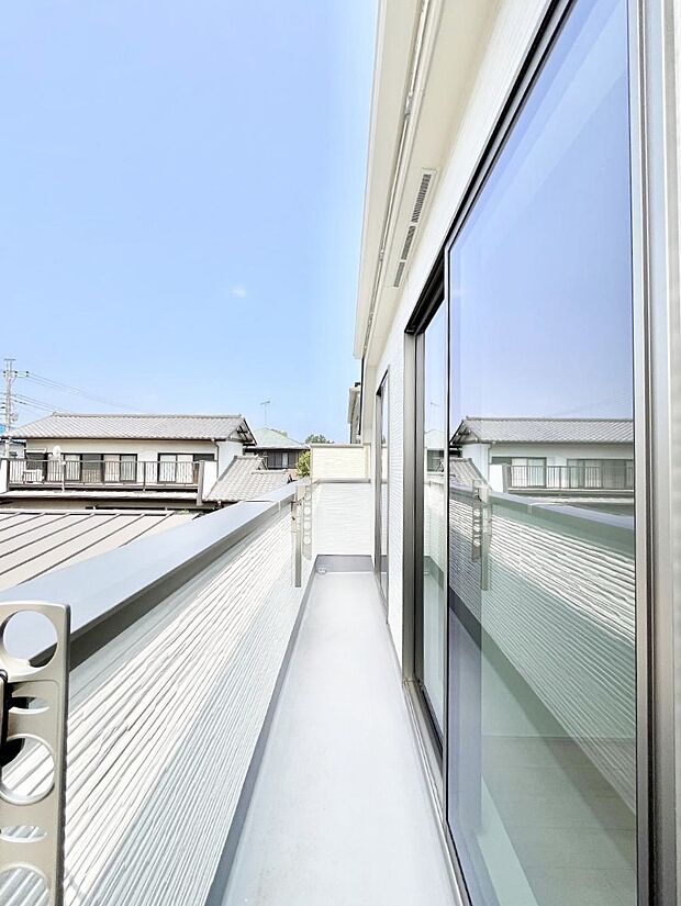 ◆2号棟◆〜Balcony〜 大きな空に囲まれた気持ちのいい家。バルコニーを覗くだけで圧倒的な開放感に包まれます。バルコニーは陽がさしこみお布団や洗濯物を気持ちよく干すことができます。