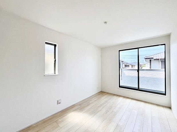 ◆2号棟◆〜Bed Room〜　バルコニーからの採光で朝もスッキリ目が覚めそうですね！穏やかな光が差し込む室内には、穏やかな時間が流れます。落ち着いた空間で自分の趣味を楽しむのはいかがですか。