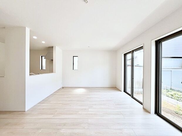 ◆2号棟◆〜Living〜　豊かな陽光がこの場所を照らしだす。光溢れるこの空間はみんなの笑顔が集う場所、時を忘れ、つきることのないたわいもない会話を楽しむ時間、たくさんの思いが綴られる場所。