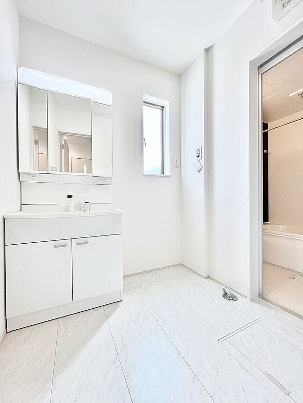 ◆2号棟◆〜Dressing Room〜  清潔感溢れる色合いで統一されていると、スッキリと整った印象をうけます。  鏡の裏にはたっぷりと収納スペースを標準装備！ 