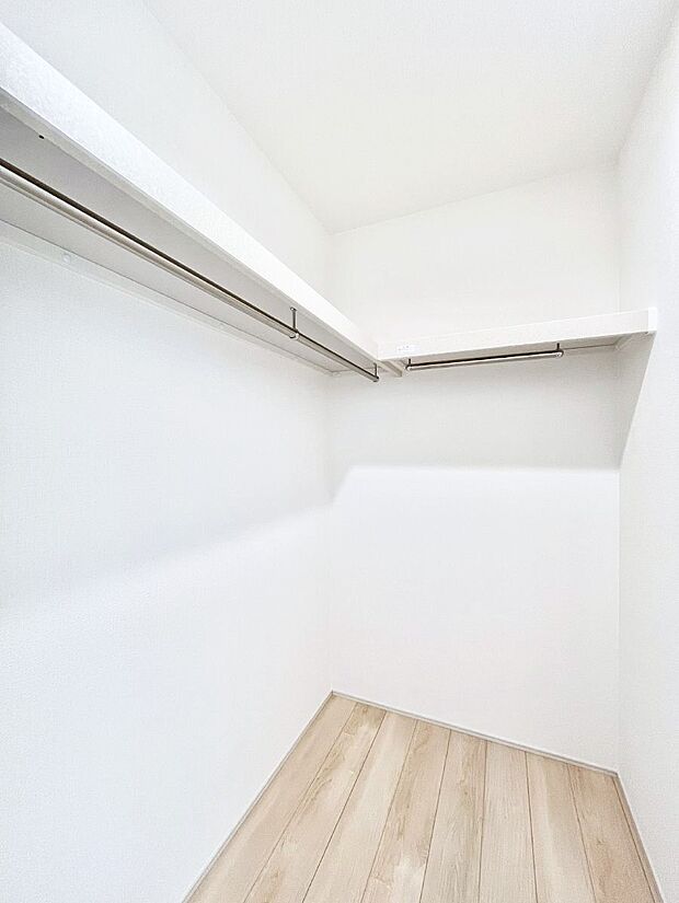 ◆2号棟◆〜Walk-in Closet〜　必要なものやコーディネートを一覧して確認でき、身支度や準備が短時間で済むウォークインクローゼットを設置しました。家の中をすっきりとさせる便利な収納スペース。