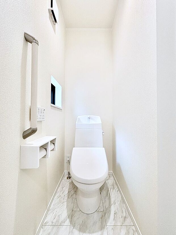 ◆D号棟◆〜Toilet〜　清潔感のある水回り♪トイレはウォシュレット付きです◎トイレは毎日使わざるを得ないもの。いつも清潔を保ちたいですね。トイレが2ヶ所あるので朝の混雑時に便利です！