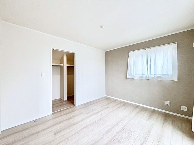 ◆D号棟◆〜Bed Room〜  「今日も一日お疲れ様」とご夫婦でゆったりくつろげるWIC付きの寝室。毎日の家事やお仕事に疲れた日はフカフカのベットで癒されてください。快適な広さが自慢♪