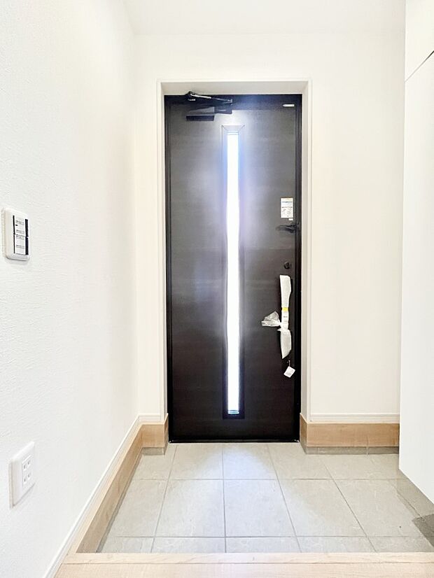 〜Entrance〜　玄関は家の顔といわれますが我が家のセンスをさりげなく感じさせる魅力ある玄関造りも楽しみの一つ。帰宅する度に家族がほっとできる心地よい空間造りも大切ですね♪