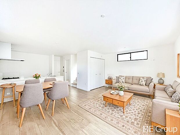 〜Living〜　家族の会話や笑顔が行き交うリビングです。子供が走ってる姿を見ながら、大きなソファやダイニングテーブルでゆったり食事をしたりくつろぎたい♪そんな夢が叶えられる空間です！※家具はCGです