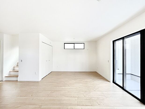 〜Living〜　リビングに階段のある間取りです♪家族のコミュニケーションがスムーズに取れますね♪ゆとりある暮らしと心地よい住環境が紡ぐ贅沢な時間をご家族みんなでお過ごし下さい。