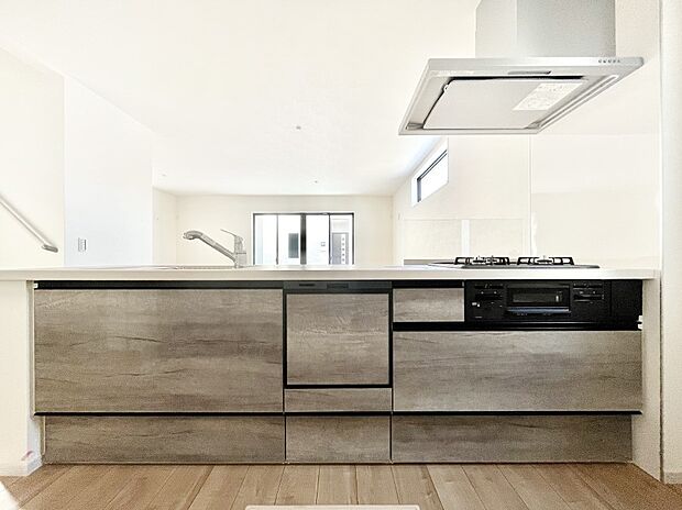 〜Kitchen〜　広くて使いやすいキッチンなら家族でいっしょに料理をつくったり、後片付けも手間なくできちゃいます♪収納もたっぷりあるので、いつもすっきりと清潔な印象を保てます。
