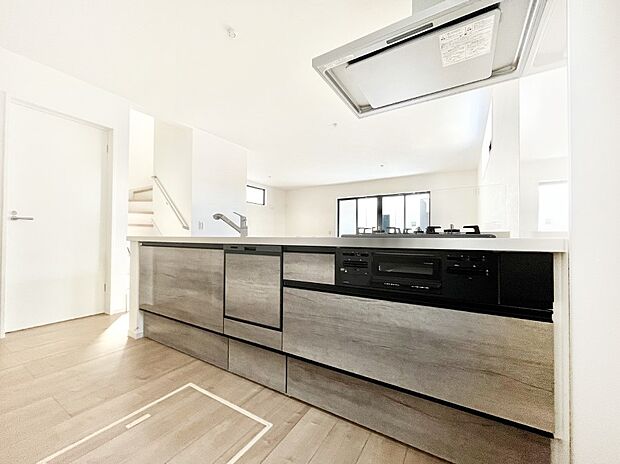 〜Kitchen〜　会話が弾むリビング、料理が愉しくなるキッチン。家は、ただ生活する場ではなく、暮らしを愉しく、快適にする場所。笑顔の毎日、安らぎの日々のために、最新の設備・仕様を採用。