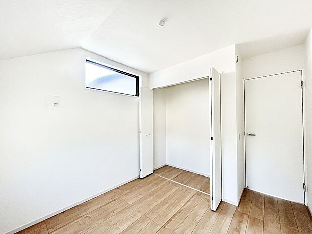 〜Bed Room〜 部屋数が多いのが戸建てのメリットです。ご家族が増えたことで手狭に感じていた住まいも戸建てでは各居室プライバシーを保つことができます。住まいにゆとりが生まれ心もリラックスできます♪