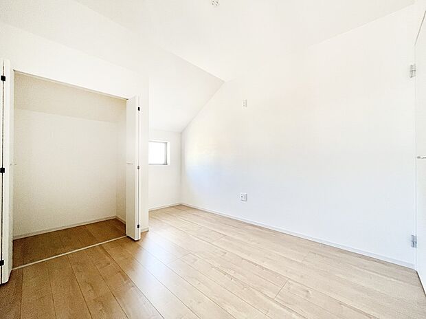 〜Bed Room〜　子供部屋はお子様にとって大変重な役割があります。子供一人で過ごす空間を与えることで、宿題や勉強時間も自然と増えまた自ら部屋の片付けや掃除なども促すことに繋がります。