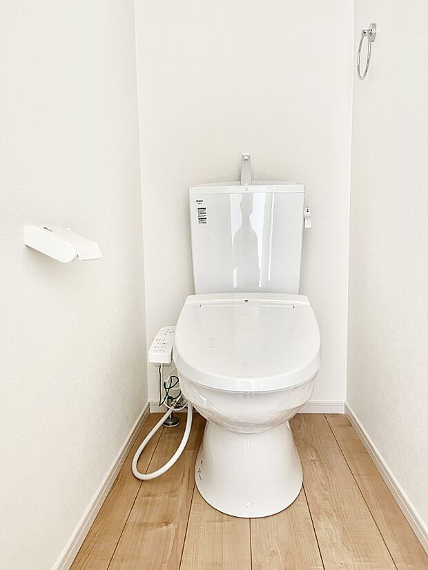 〜Toilet〜　綺麗・スッキリ・快適なウォシュレット付トイレでくつろげる空間です。トイレは毎日使わざるを得ないもの。いつも清潔を保ちたいですね。トイレが2ヶ所あるので朝の混雑時に便利です！
