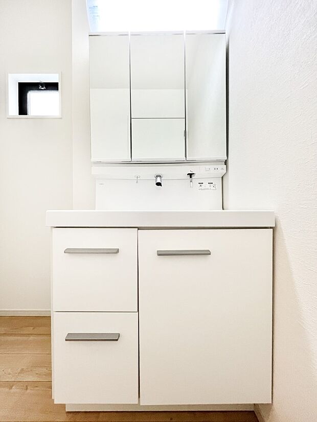 〜Dressing Room〜　十分な大きさの洗面台は収納もさる事ながら、身だしなみチェックや歯磨きなど、朝の慌ただしい時間でもホテルライクなスペースで余裕とゆとりを感じて頂けます。