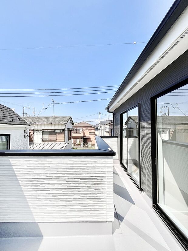〜Balcony〜  バルコニーは温かい陽がさしこみ、お布団や洗濯物を気持ちよく干すことができます。  使いやすく開放的なバルコニーです♪陽ざしがたっぷり降り注ぐ、バルコニー付き住まい。  