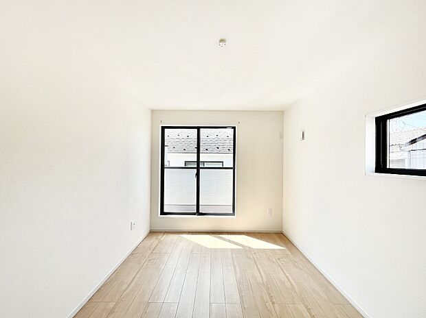 〜Bed Room〜　2面採光を確保した明るい室内は、風通しも良く、大変居心地の良い空間となっております。爽やかな風を感じて起きる朝は、快適生活の始まりに！日当たりや通風がとても良い住まい♪