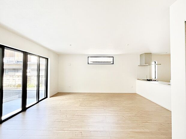 〜Living〜 飽きの来ないシンプルでおしゃれなLDK。大きな窓から日差しが差し込むので室内も明るく、家族の憩いの場としてピッタリです。開放感と日当たりの良さを是非ご覧ください!