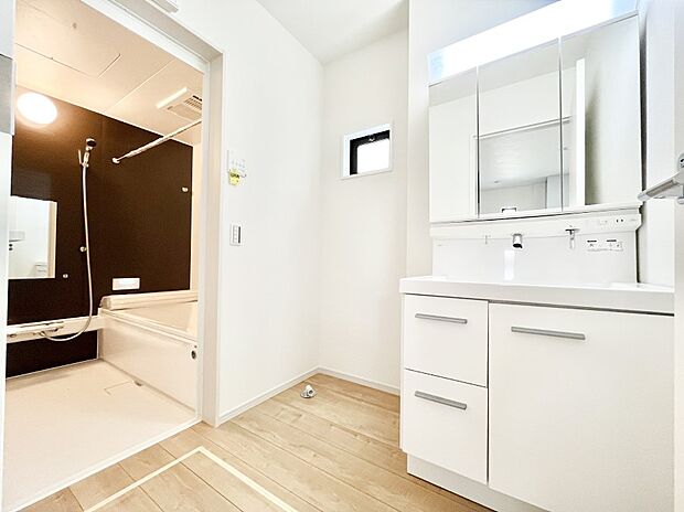 〜Dressing Room〜　暗くなりがちな洗面所も窓があると採光と換気が可能なので気持ちよくお使い頂けます。三面鏡タイプの洗面台は鏡裏収納で散らかりがちな洗面所もスッキリ♪