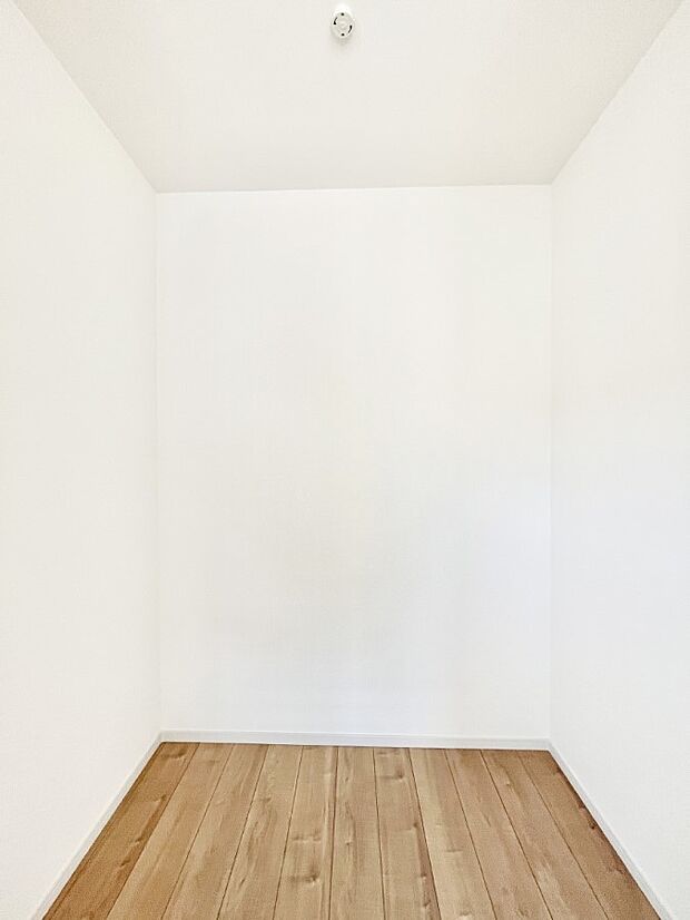 〜Walk-in Closet〜　必要なものやコーディネートを一覧して確認でき、身支度や準備が短時間で済むウォークインクローゼットを設置しました。家の中をすっきりとさせる便利な収納スペースです。