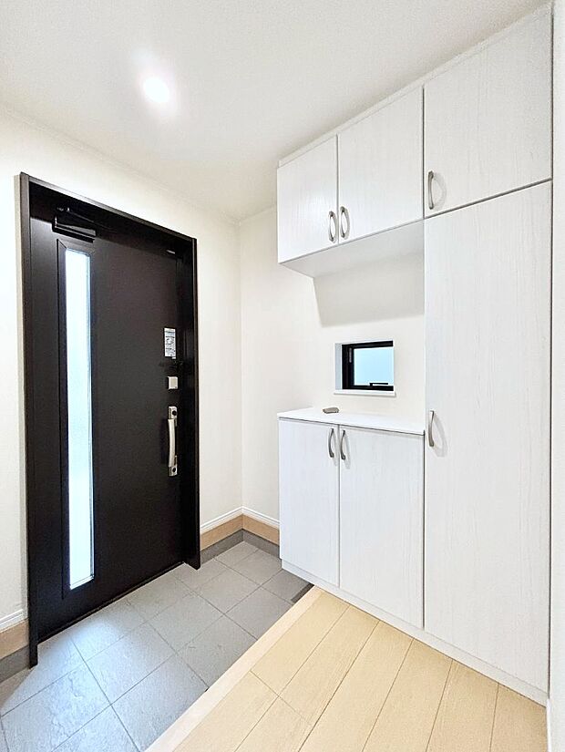 ◆B号棟◆〜Entrance〜 家の中でお客様を迎える最初の場所である玄関は、家の印象そのものです!豊富な玄関収納で、常に綺麗に保つことが出来ます♪玄関にはたっぷり収納の下駄箱を完備!