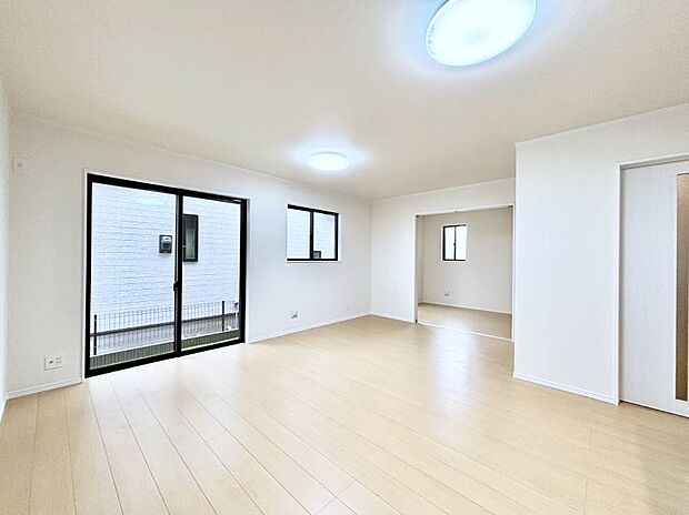 ◆B号棟◆〜Living〜 飽きの来ないシンプルでおしゃれなLDK。大きな窓から日差しが差し込むので室内も明るく、家族の憩いの場としてピッタリです。開放感と日当たりの良さを是非ご覧ください!