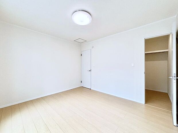 ◆B号棟◆〜Bed Room〜 「今日も一日お疲れ様」とご夫婦でゆったりくつろげる寝室。毎日の家事やお仕事に疲れた日はフカフカのベットで癒されてください。快適な広さが自慢♪