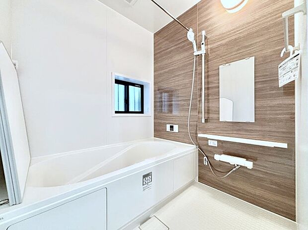 ◆B号棟◆〜Bath Room〜 窓付きのバスルームは、採光もあり明るく気持ちの良い空間です。窓があることで、換気環境も良好。ゆったり寛げるバスルームで、毎日のバスタイムが楽しみになりそうです。
