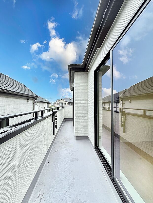 ◆B号棟◆〜Balcony〜 バルコニーは温かい陽がさしこみ、お布団や洗濯物を気持ちよく干すことができます。 使いやすく開放的なバルコニーです♪陽ざしがたっぷり降り注ぐ、バルコニー付き住まい。