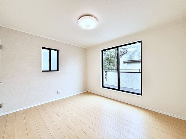 ◆B号棟◆〜Bed Room〜 マンションと違い部屋数が多いのが戸建てのメリットです。ご家族が増えたことで手狭に感じていた住まいも戸建てでは各居室プライバシーを保つことができます。