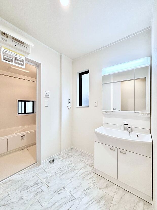 ◆B号棟◆〜Dressing Room〜 暗くなりがちな洗面所も窓があると採光と換気が可能なので気持ちよくお使い頂けます。三面鏡タイプの洗面台は鏡裏収納で散らかりがちな洗面所もスッキリ♪