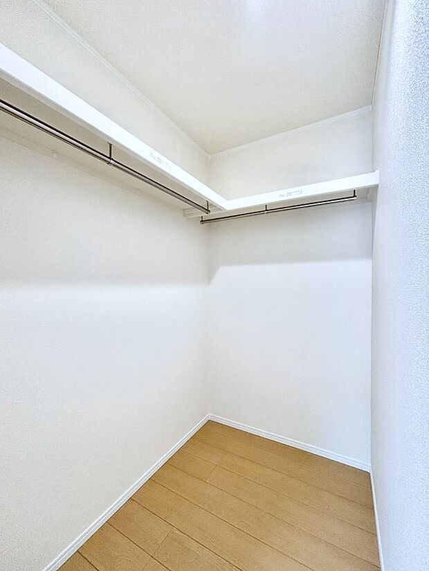◆B号棟◆〜Walk-in Closet〜 たくさんの洋服をかけてもシワになりにくいウォークインクローゼット。洋服以外にも、普段使わない家電やスーツケース、ストック品など何でも片付く嬉しい空間です。