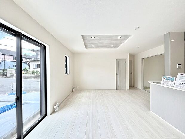 ◆1号棟◆〜Living〜　飽きの来ないシンプルでおしゃれなLDK。大きな窓から日差しが差し込むので室内も明るく、家族の憩いの場としてピッタリです。開放感と日当たりの良さを是非ご覧ください！