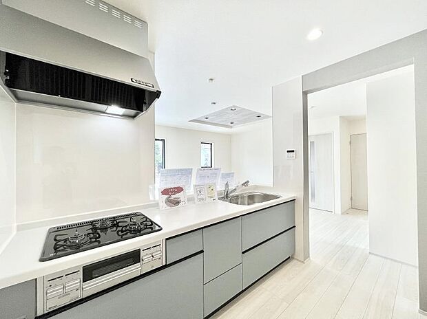 ◆1号棟◆〜Kitchen〜　「さぁ今日は何を作ろう」こんなキッチンなら思いっきり料理ができちゃいます。キッチンからはリビングが一望できます。家族がつながるお家がここにございます。