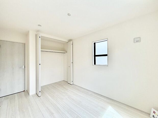 ◆1号棟◆〜Bed Room〜  全居室には収納クローゼットを完備！普段使いのお洋服や小物はもちろん、季節物のお洋服などもしっかりと整理整頓おしまい頂けます。  居室空間を広く使用できますね。