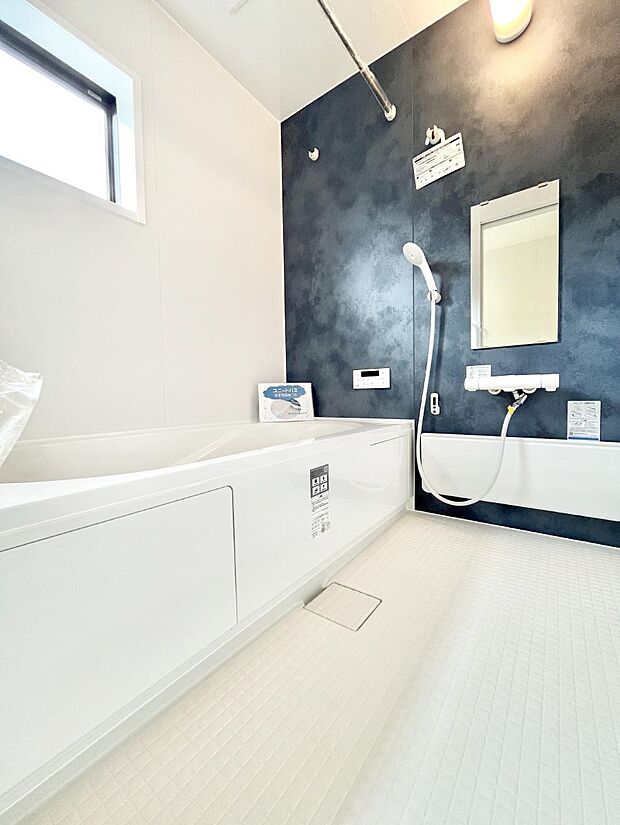 ◆1号棟◆〜Bath Room〜　窓付きのバスルームは、採光もあり明るく気持ちの良い空間です。窓があることで、換気環境も良好。ゆったり寛げるバスルームで、毎日のバスタイムが楽しみになりそうです。