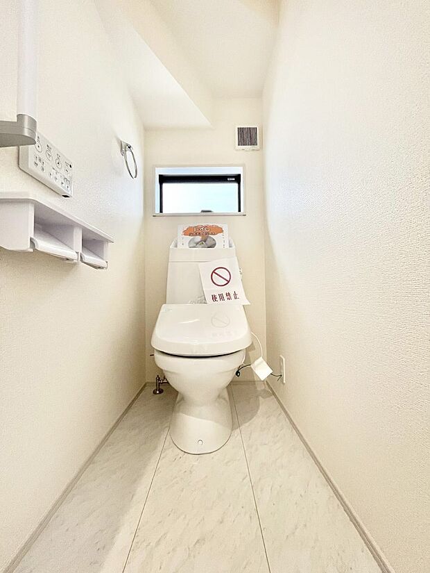 ◆1号棟◆〜Toilet〜　清潔感のある水回り♪トイレはウォシュレット付きです◎トイレは毎日使わざるを得ないもの。いつも清潔を保ちたいですね。トイレが2ヶ所あるので朝の混雑時に便利です！