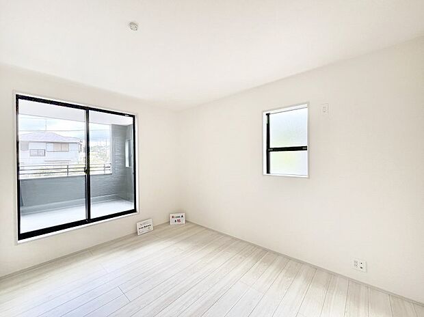 ◆1号棟◆〜Bed Room〜  「今日も一日お疲れ様」とご夫婦でゆったりくつろげる寝室。毎日の家事やお仕事に疲れた日はフカフカのベットで癒されてください。本棚をおいても快適な広さが自慢♪