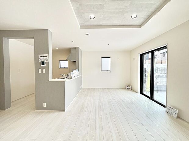 ◆1号棟◆〜Living〜　豊かな陽光がこの場所を照らしだす。光溢れるこの空間はみんなの笑顔が集う場所、時を忘れ、つきることのないたわいもない会話を楽しむ時間、たくさんの思いが綴られる場所。