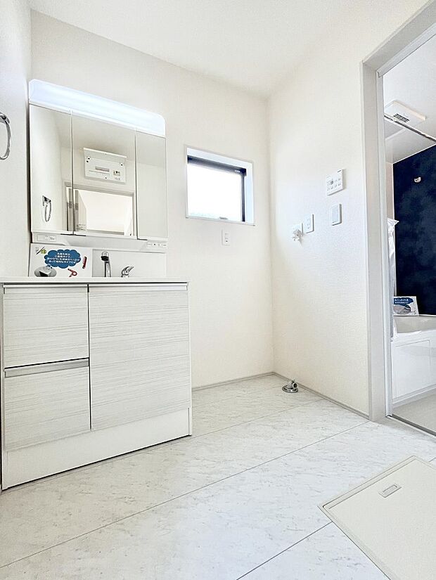 ◆1号棟◆〜Dressing Room〜　暗くなりがちな洗面所も窓があると採光と換気が可能なので気持ちよくお使い頂けます。三面鏡タイプの洗面台は鏡裏収納で散らかりがちな洗面所もスッキリ♪