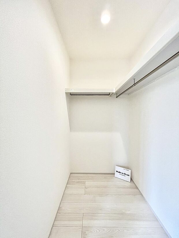 ◆1号棟◆〜Walk-in Closet〜　たくさんの洋服をかけてもシワになりにくいウォークインクローゼット。洋服以外にも、普段使わない家電やスーツケース、ストック品など何でも片付く嬉しい空間です。