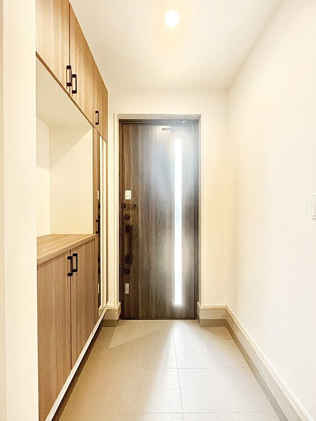 〜Entrance〜　家の中でお客様を迎える最初の場所である玄関は、家の印象そのものです！豊富な玄関収納で、常に綺麗に保つことが出来ます♪玄関にはたっぷり収納の下駄箱を完備！