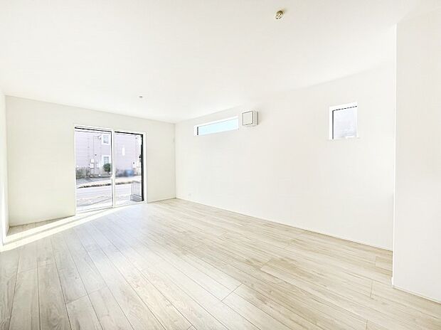 〜Living〜　飽きの来ないシンプルでおしゃれなLDK。大きな窓から日差しが差し込むので室内も明るく、家族の憩いの場としてピッタリです。開放感と日当たりの良さを是非ご覧ください！