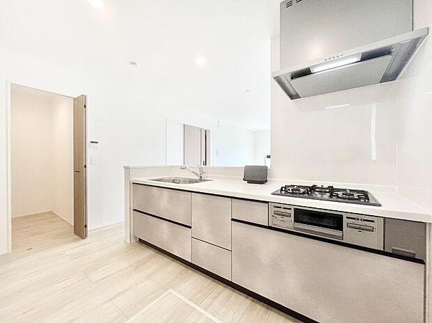 〜Kitchen〜  リビングが見渡せるカウンターキッチン。  料理をしながら家族とコミュニケーションをとれるだけでなく、大きな開放感も得ることができます。  お子様の成長も感じることができますね！