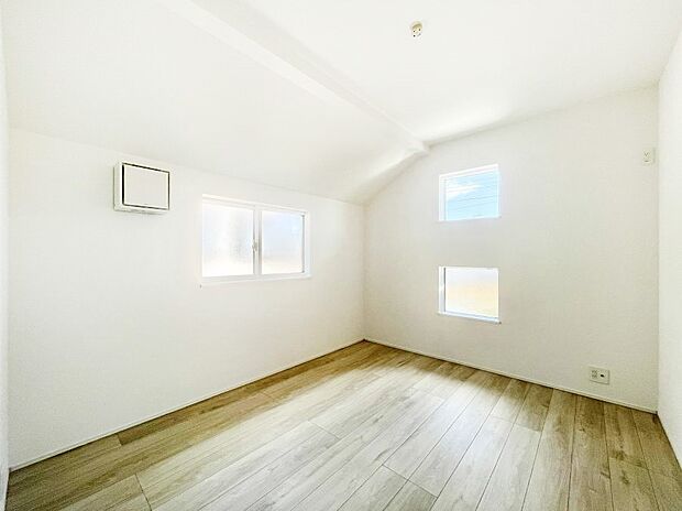 ~Bed Room~ 木の温もりがやさしいフローリングは安らぎをもたらすプライベート空間。明るめのフローリングですので、壁紙ともマッチし、お部屋を更に広く見せてくれる効果も。