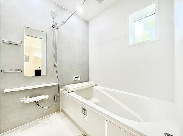 〜Bath Room〜　落ち着いた雰囲気の浴室で明日に向けてリフレッシュ。浴室乾燥機能も付いているので隣の洗濯機置き場で洗い上がった洗濯物を、雨の日も天気を気にせず乾燥させることも可能です。