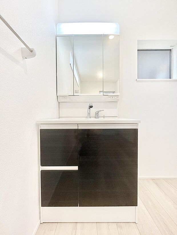 〜Dressing Room〜  清潔感溢れる色合いで統一されていると、スッキリと整った印象をうけます。  鏡の裏にはたっぷりと収納スペースを標準装備！  水廻りは、シンプルかつ機能性を重視して。