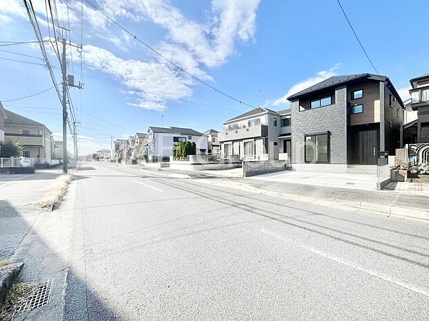 ~Exterior~前面道路:南東 12m 公道 忙しく過ぎゆく日常を置き去るほど、ゆったりした時間が流れる住環境。『快適』は「家」と「街」と「環境」が調和した時に訪れるだと改めて感じさせてくれます。